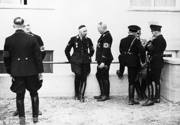 Heinrich Himmler bei einer Besichtigung des Konzentrationslagers Dachau (März 1938)
